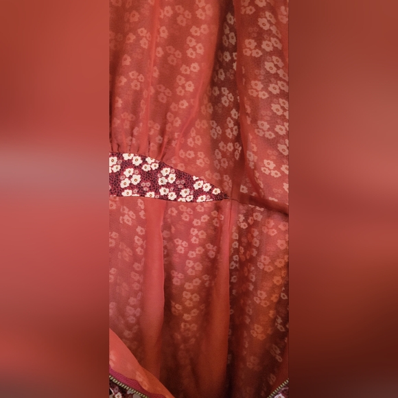 Elegant Red and White Midi Dress - Picture 13 of 15